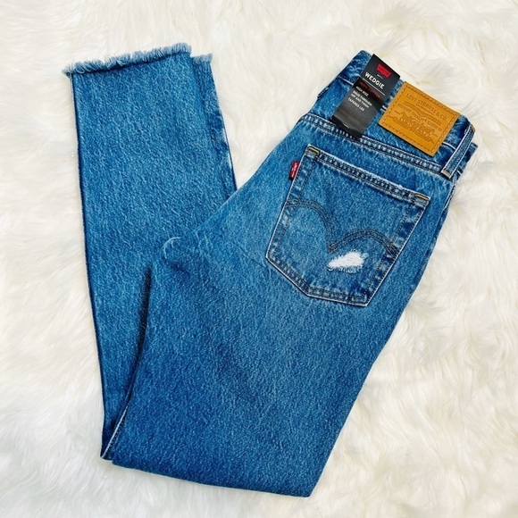 Levi’s Premium Wedgie Fit Ankle Jeans - Picture 2 of 12